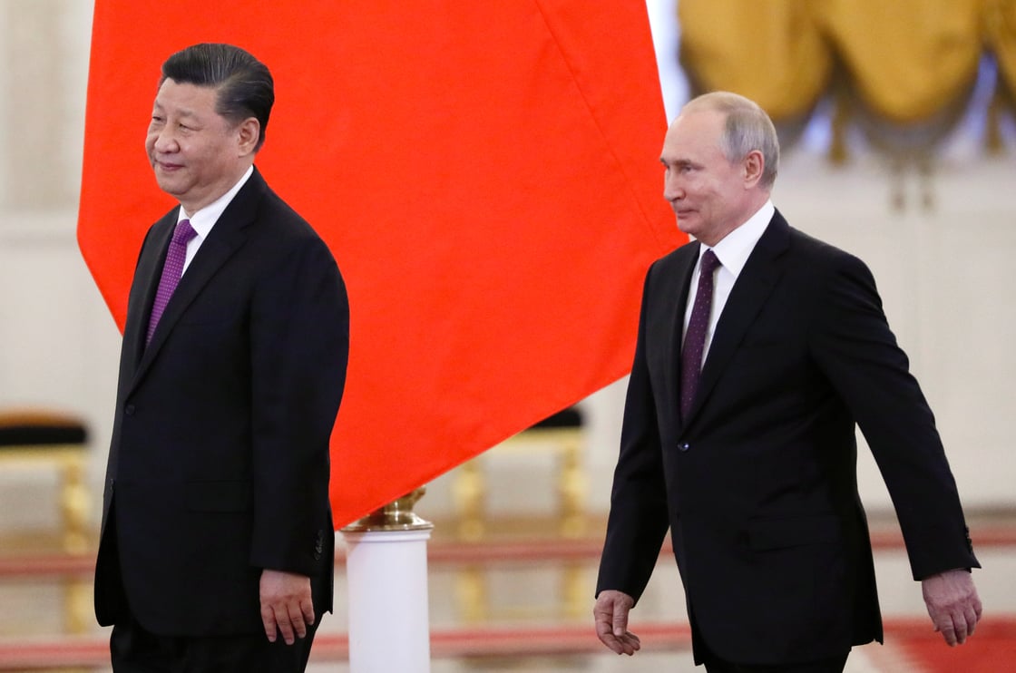 Presidents Putin and Xi walking together