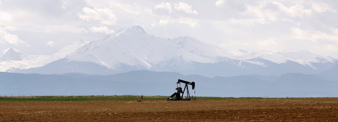 n oil derrick can be seen in a field near Denver, Colorado May 16, 2008. REUTERS/Lucas Jackson (UNITED STATES)