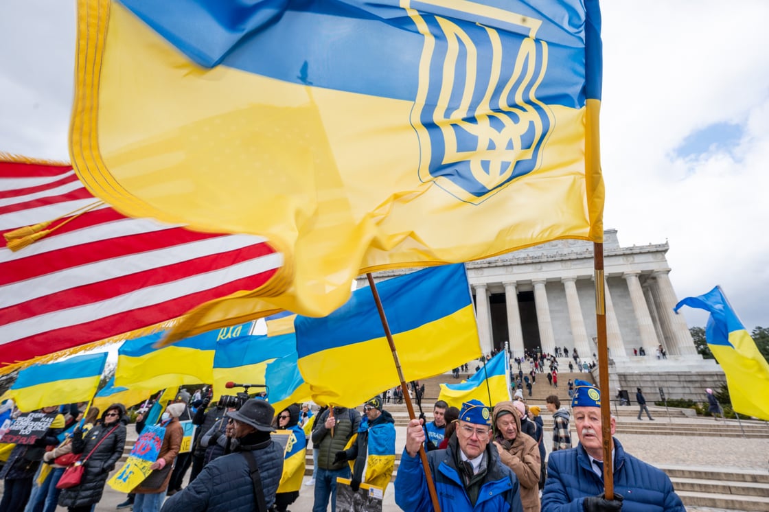 People holding U.S. and Ukrainian flags