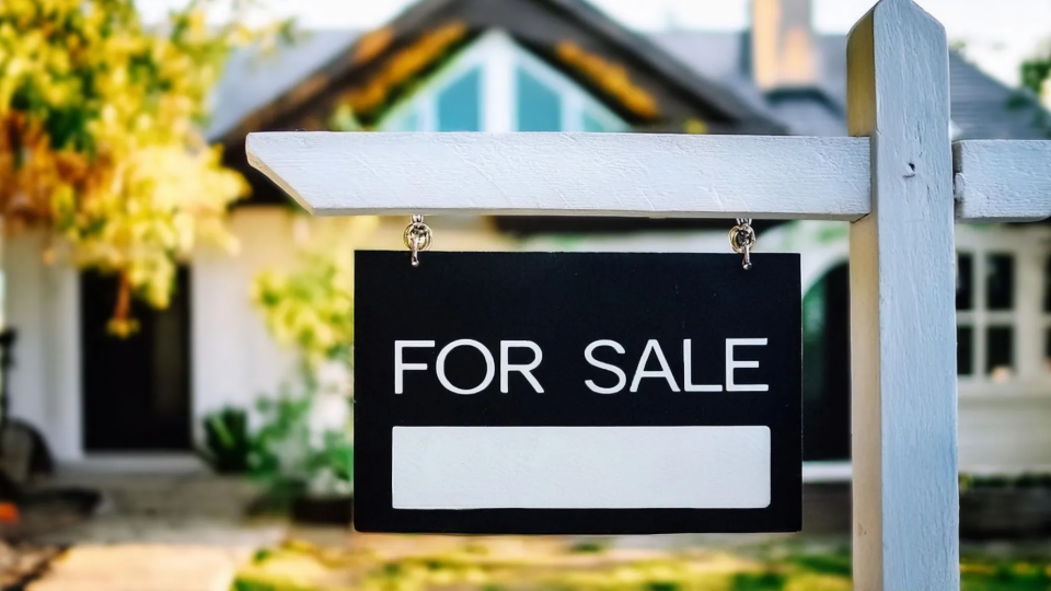 A blank for sale sign outside of a house