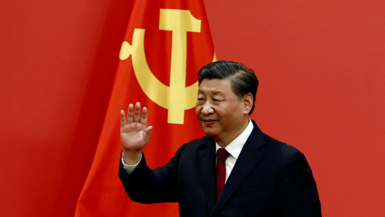 Xi Jinping waves after his speech following the 20th Party Congress