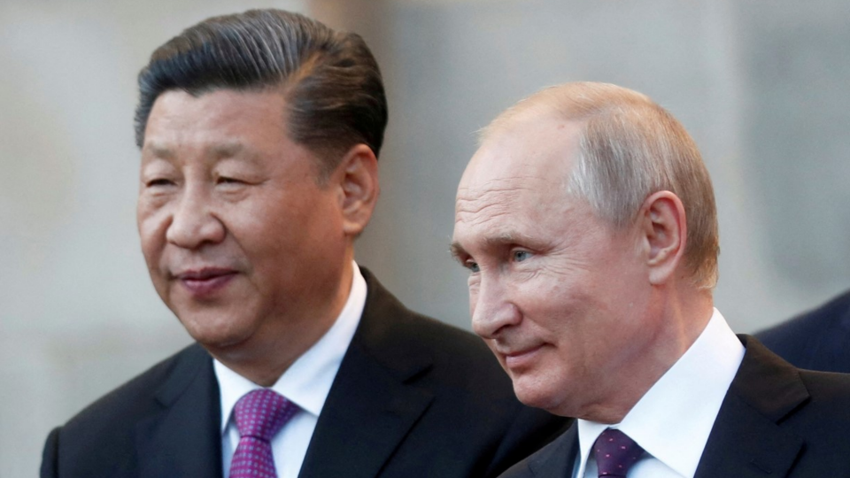 Chinese President Xi Jinping and Russian President Vladimir Putin attend a presentation of a Haval F7 SUV in Moscow