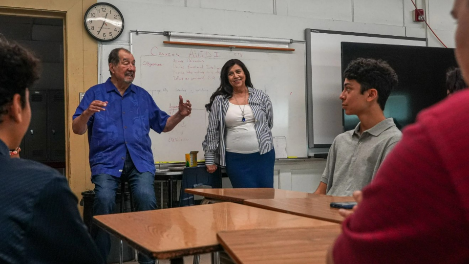 Ernesto Nieto and Gloria de Leon of the National Hispanic Institute speak to students