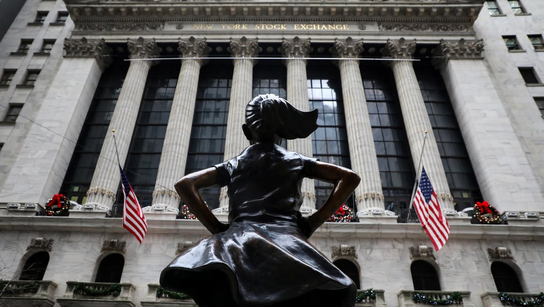 Fearless girl statue in front of New York Stock Exchange