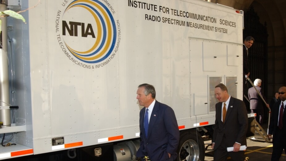 Former Secretary of National Telecommunications and Information Administration Donald Evans tours a spectrum mobile lab