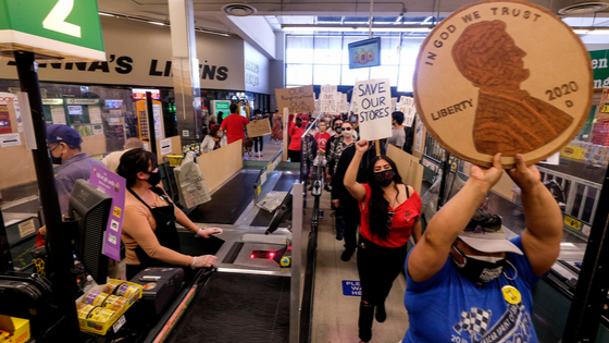 Grocery store workers protesting with signs.