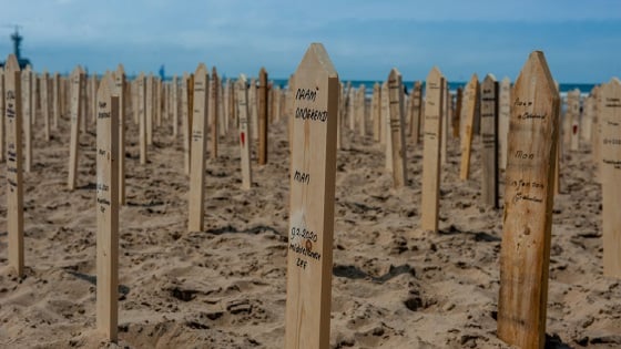 On the beach of Scheveningen, a pop-up memorial monument was placed close to the sea to pay the last respect to the victims