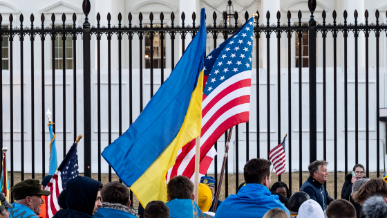 People with Ukrainian and American flags in front of the White House