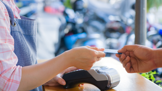 Person uses credit card to pay for purchase