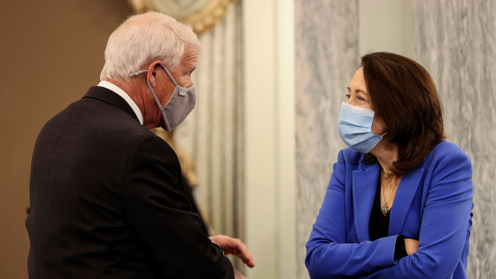 Senators Wicker and Cantwell speak during hearing