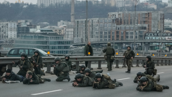 Servicemen of the Ukrainian National Guard take positions in central Kyiv