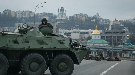 Servicemen of the Ukrainian National Guard take positions in central Kyiv