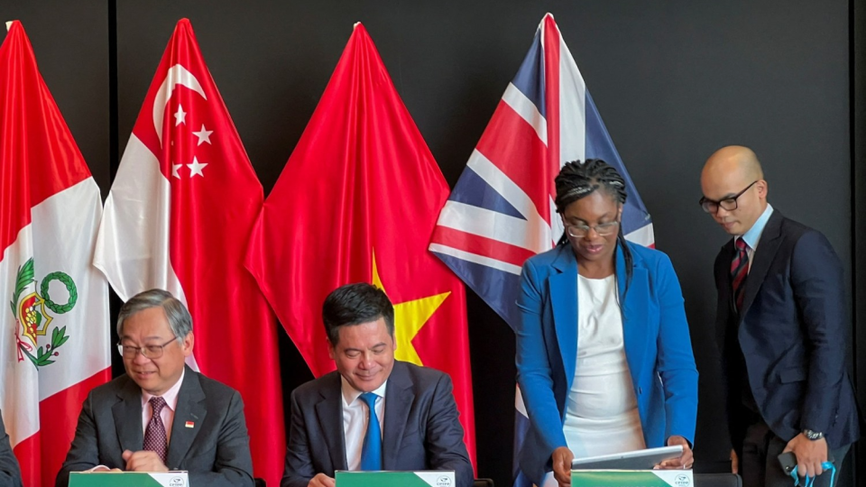 Singapores Minister for Trade and Industry Gan Kim Yong, Vietnams Minister of Trade and Industry Nguyen Hong Dien, and British Secretary of State for Business and Trade Kemi Badenoch are seen together.