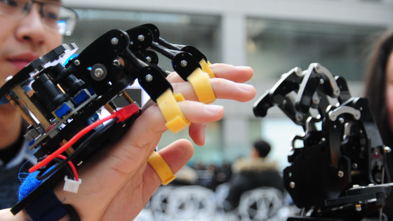 Student operates robotic hand