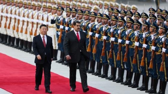 Xi Jinping walks next to Nicolas Maduro during his welcoming ceremony in Beijing