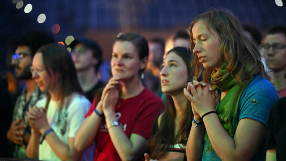 Young people gather to pray at Christval22