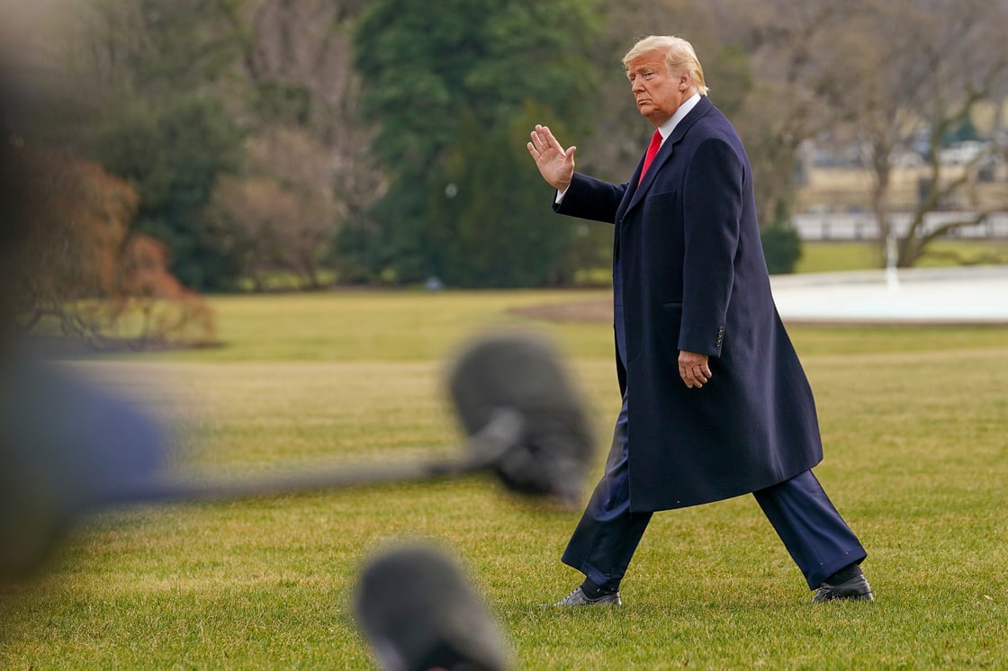 U.S. President Donald Trump waves as he departs for travel to Florida from the South Lawn of the White House in Washington, January 23, 2020. REUTERS/Kevin Lamarque
